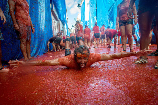 شاب يحتفل بمهرجان الطماطم
